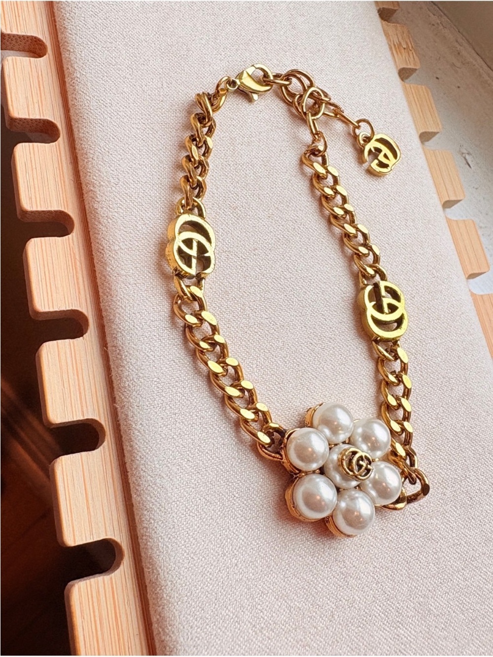 Gucci Gold-Tone Chain Bracelet with Pearl Flower - Picture 2 of 4